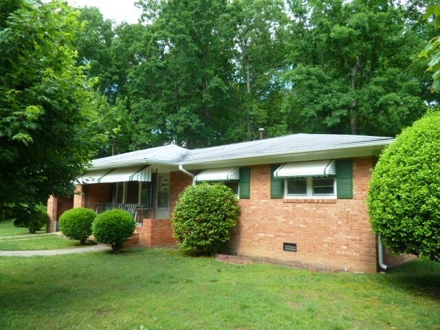 Building Photo - Spacious 3 bedroom house on large lot now available, great location between Chapel Hill & Hillsbo...