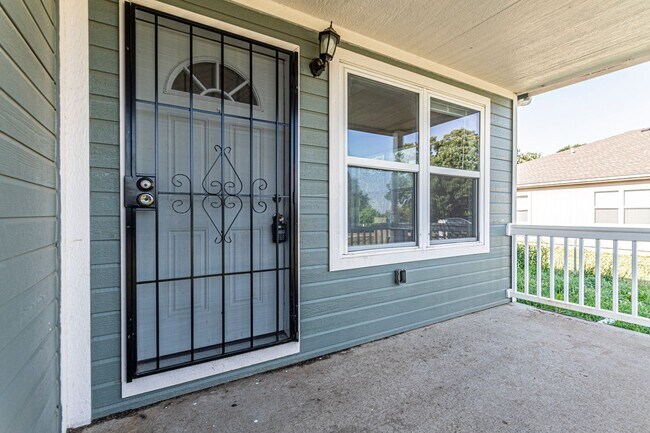 Foto del edificio - Please View 3D Virtual Walk-Through Before Scheduling a Showing