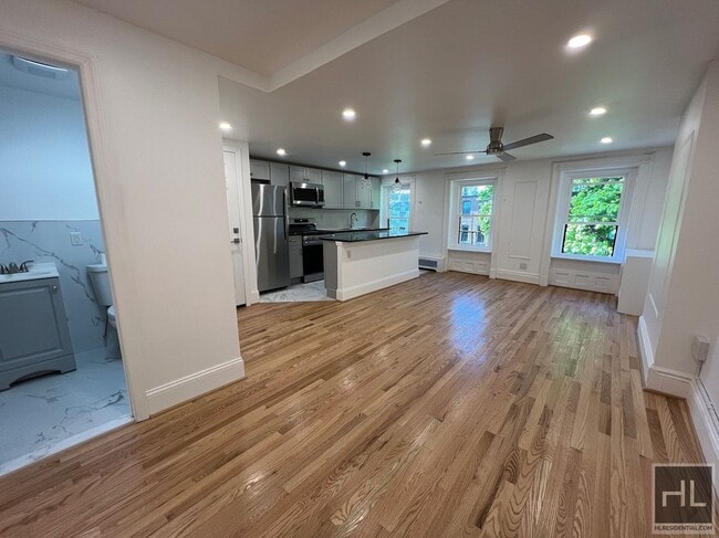 Foto del edificio - 2BR 1BA Classic Details Top Floor Brownstone w/ New Modern Finish on Preserved Bedstuy Block