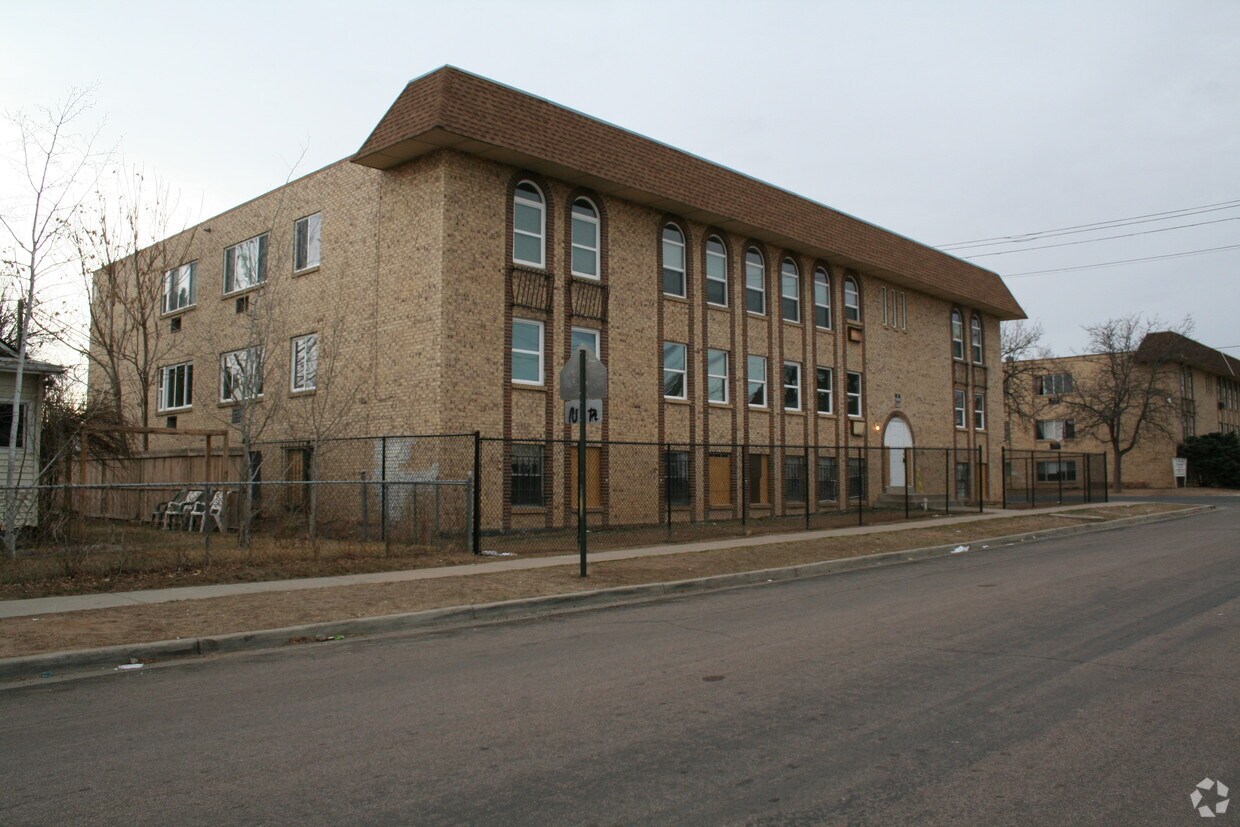 Primary Photo - 1600 Clinton St