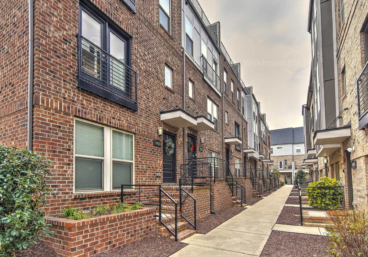 Primary Photo - Luxury 3-Bed, 3.5-Bath Townhouse in Prime ...