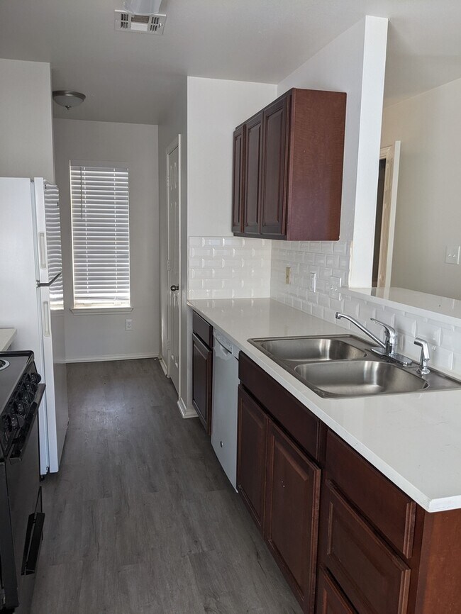 Foto del edificio - Newly Renovated 3 Bedroom Duplex