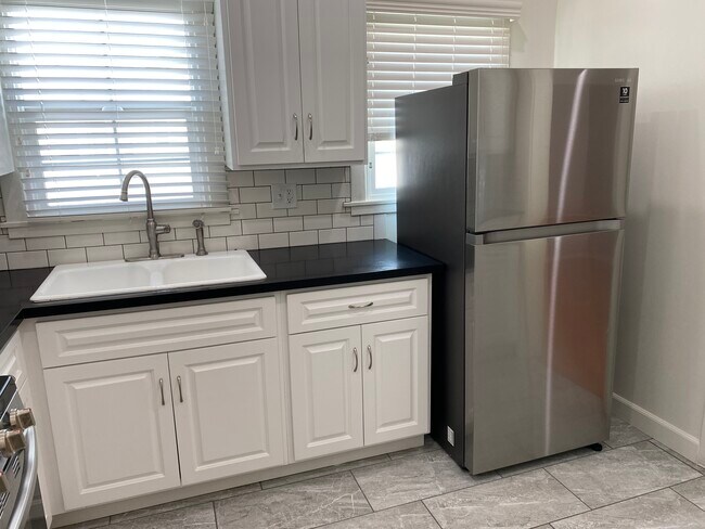 Kitchen - 2825 Hillcrest Dr