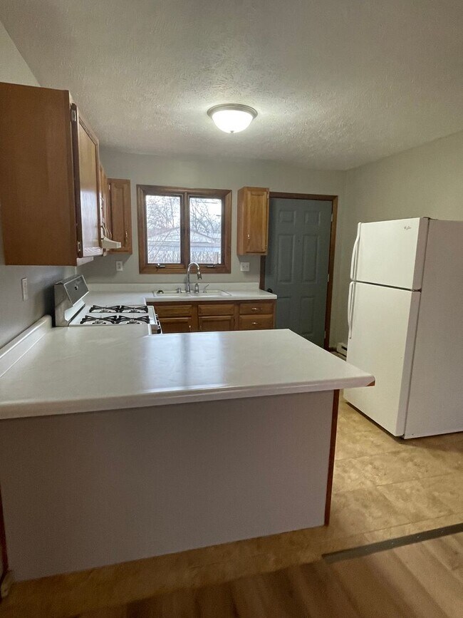 Building Photo - 1 Bedroom Apartment