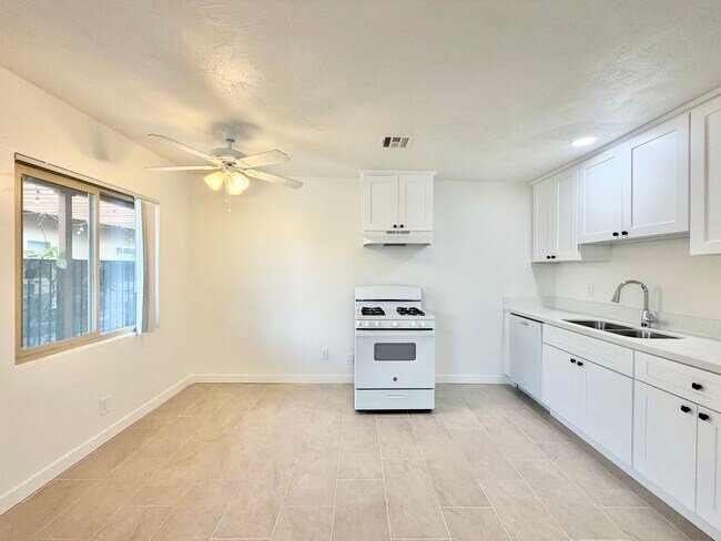 Foto del edificio - 579 Highland Dr