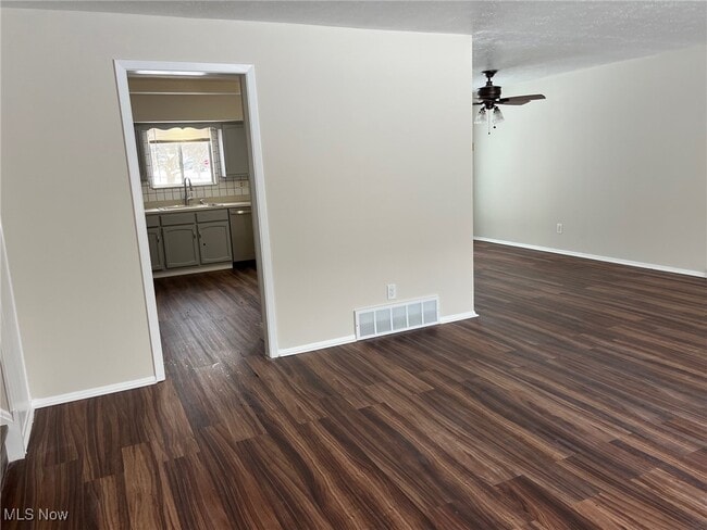 Building Photo - 8671 Ashwood Dr