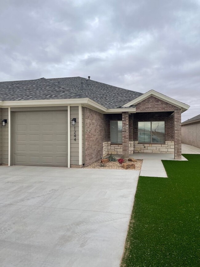 Building Photo - Beautiful Home Near Frenship Schools