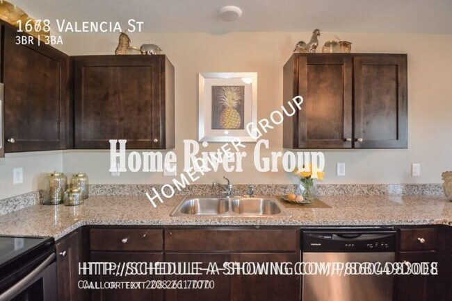 Building Photo - Great 3-Bed 2.5-Bath Townhome with Garage!