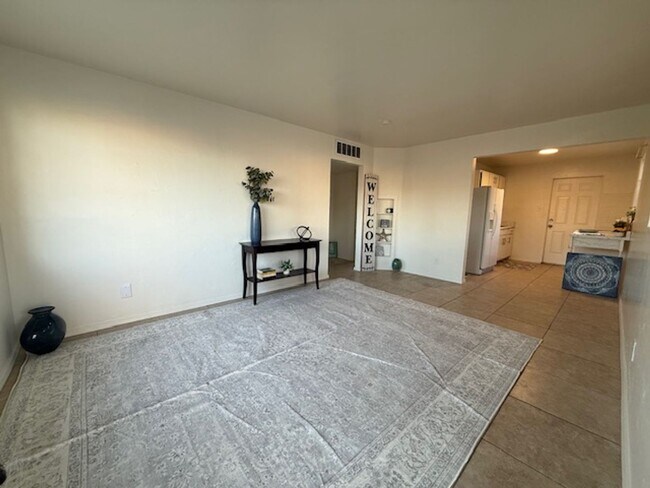 Foto del edificio - Refreshed and Ready for move in