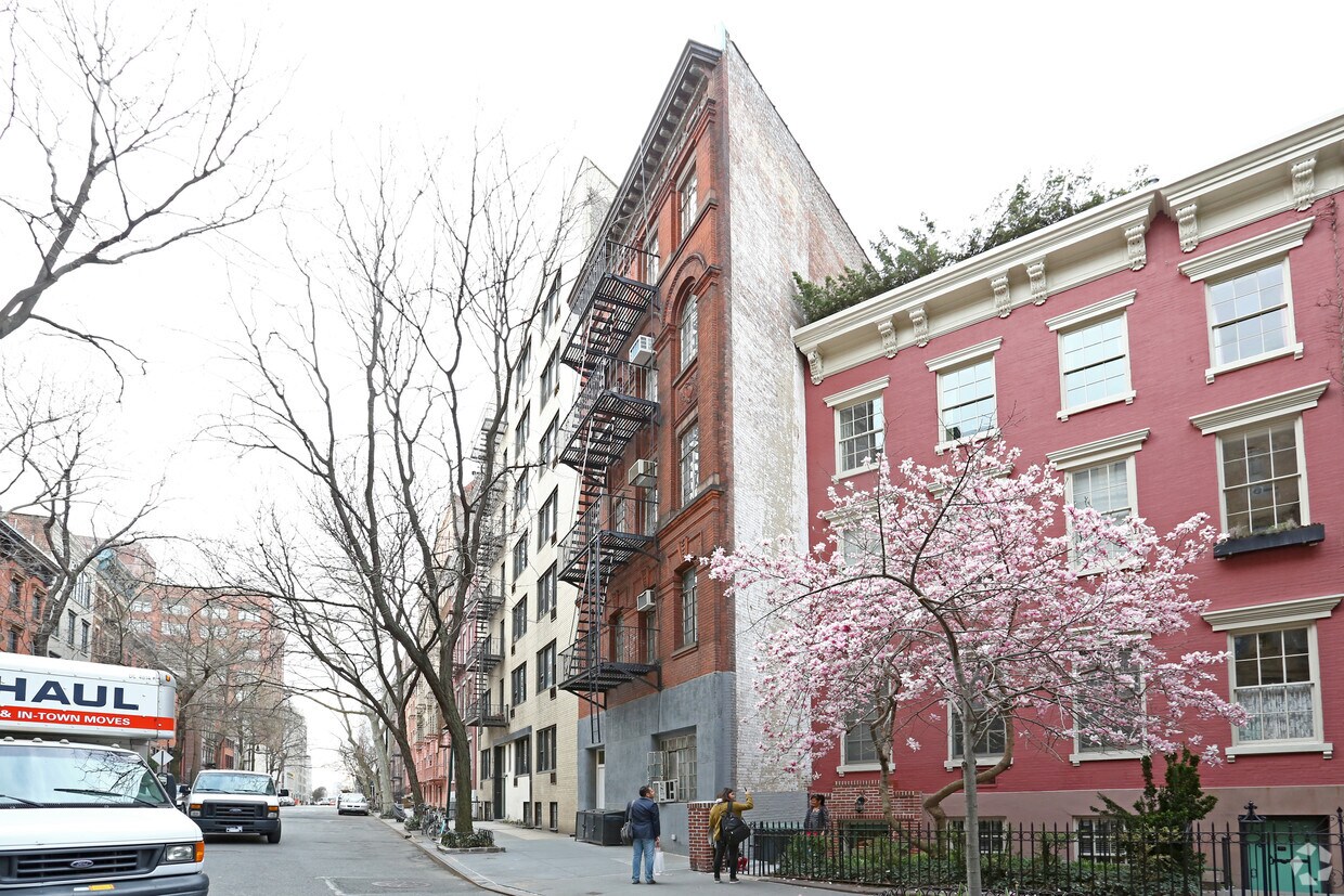 Building Photo - 45 Morton St