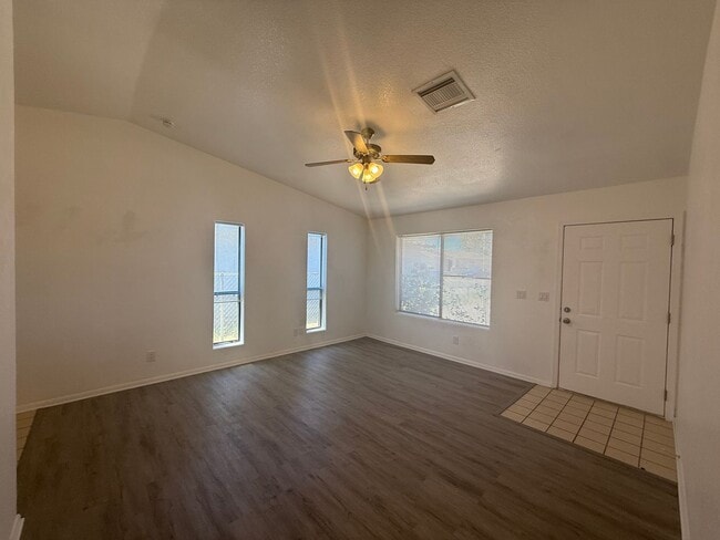 Building Photo - 3 Bedroom 2 Bathroom Home