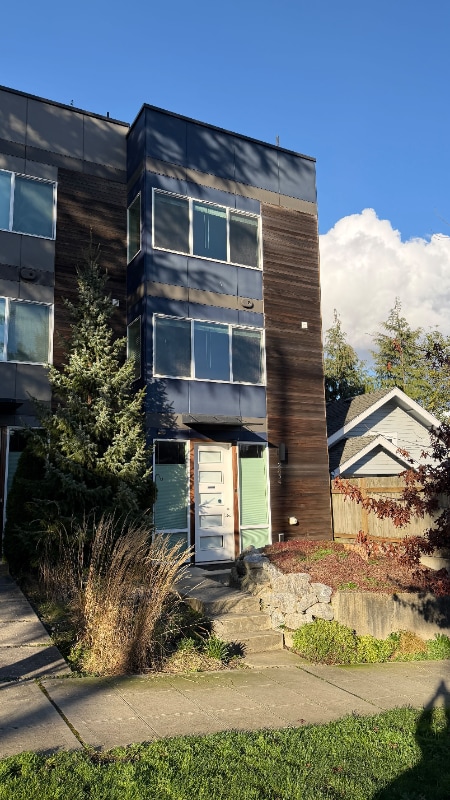 Building Photo - 2854 SW Adams St