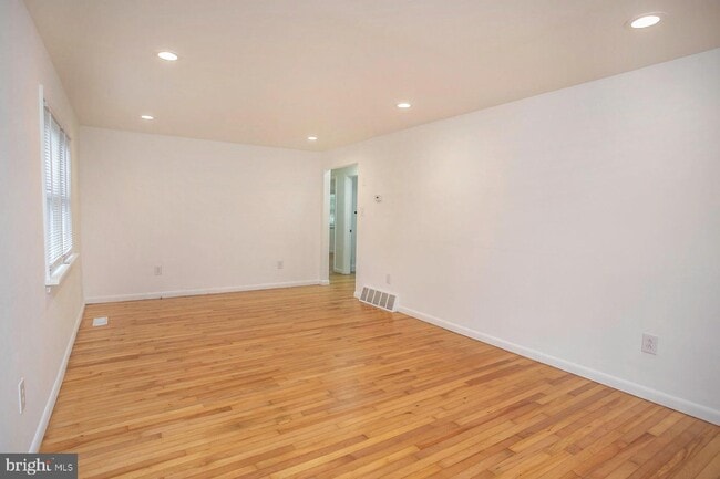 Building Photo - 1760 N Wales Rd