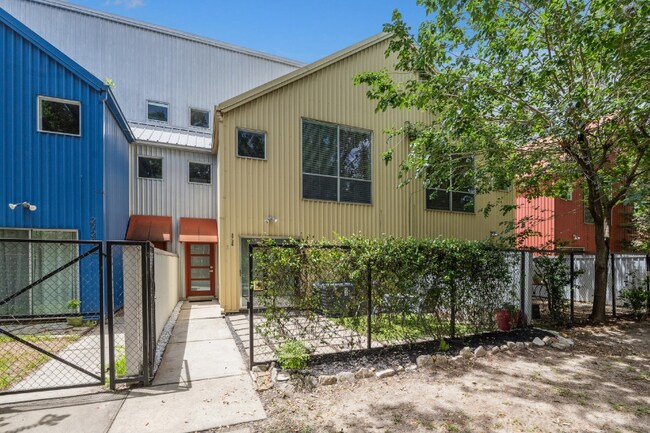 Foto del edificio - 2720 La Branch St