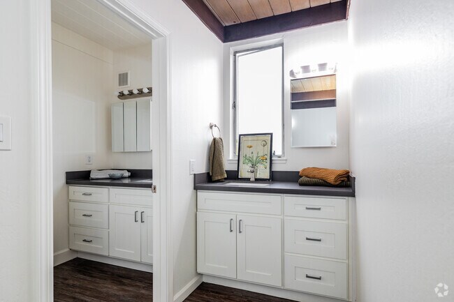 2 habitaciones, 2 baños, baño de 1000 pies cuadrados - North Street Apartments