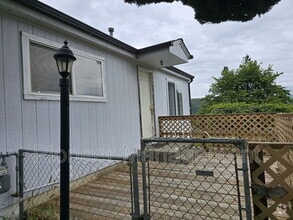 Building Photo - 320 NE Jorgen St