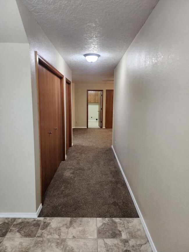Building Photo - Nice Townhouse Close to Gage