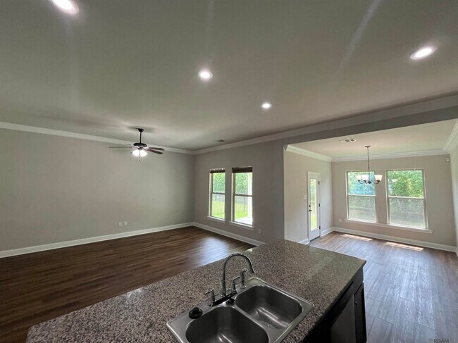 Building Photo - 1303 Hickory Creek Dr