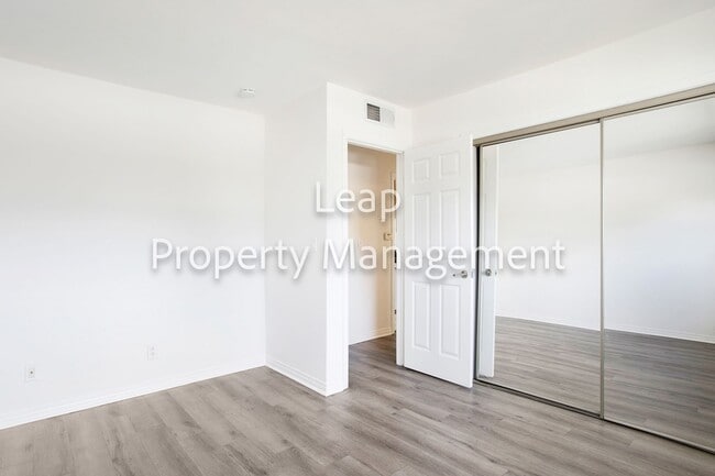 Foto del edificio - 1490 W Lambert Rd