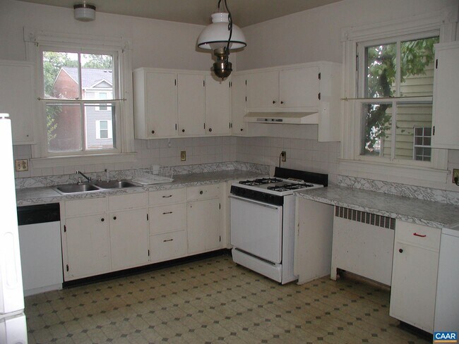 Building Photo - 1105 Little High St