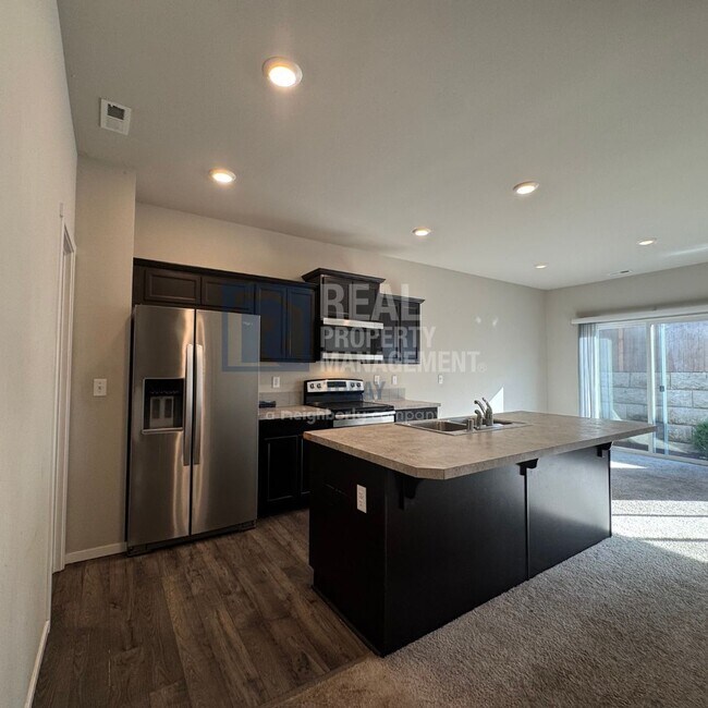 Building Photo - Beautiful 4 Bedroom In Lipoma Firs!