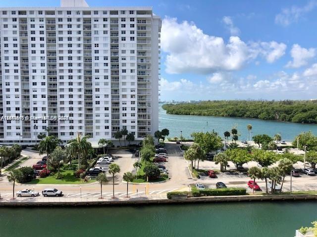 Foto principal - 400 Kings Point Dr