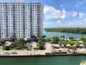 Building Photo - 400 Kings Point Dr