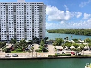 Building Photo - 400 Kings Point Dr