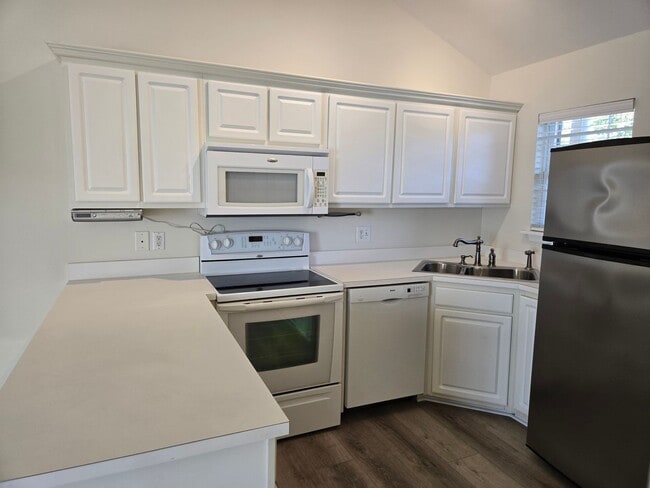 Foto del edificio - Merestone -Single Story Townhome,  Near by Shopping &  Halyburton Park, Lawn & Trash Included