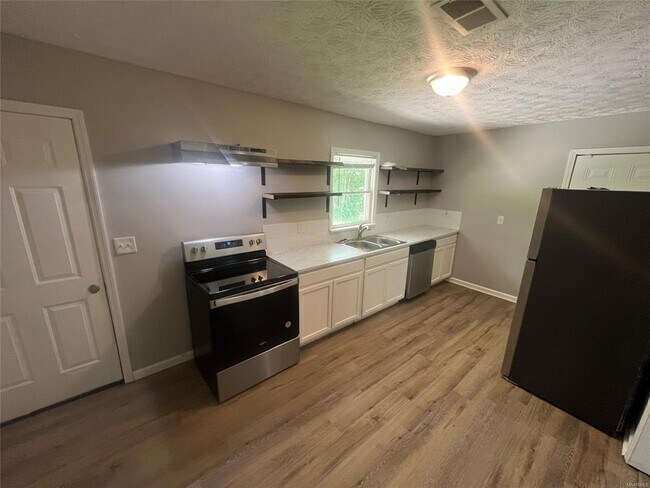 Building Photo - 1301 Beaumont Dr