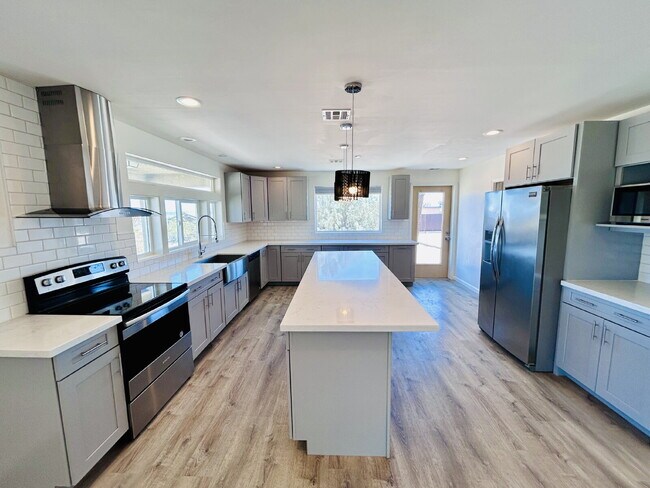 Foto del edificio - Gorgeous 3 bd, 2.5 ba on 1 acre
