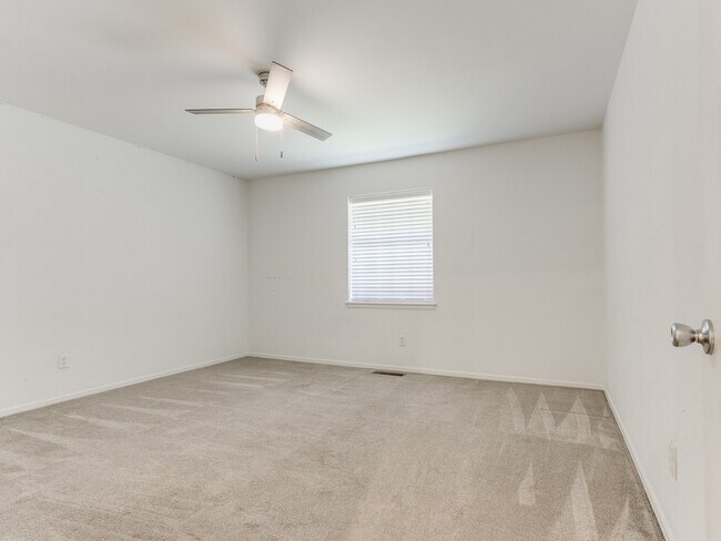 Building Photo - 3004 Kent Dr