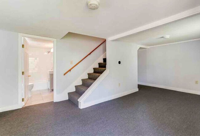 Building Photo - 15 Schoolhouse Ln