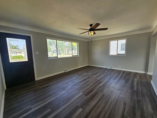 Building Photo - NE 3 bedroom 1 bath with garage near shopp...