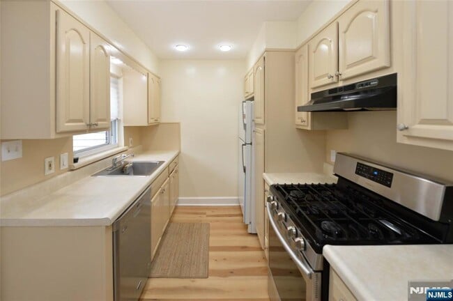 Foto del edificio - 104 Fairview Ave