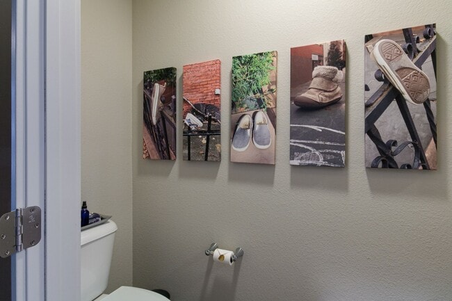 Building Photo - Luxury Townhome on West Side!