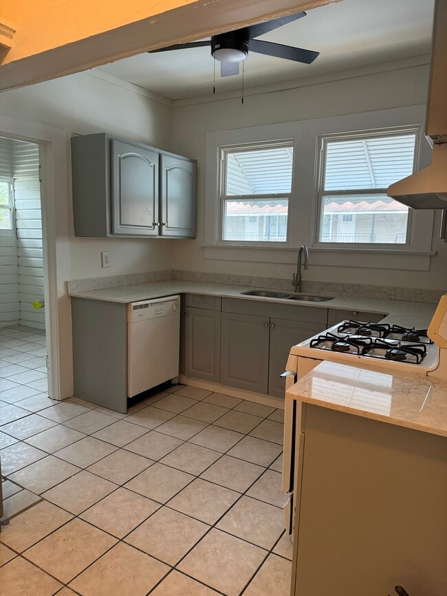 Building Photo - 1637 13th Ave S