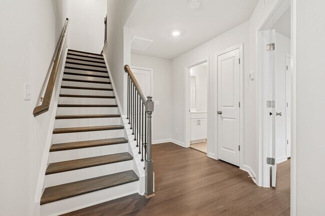 Foto del edificio - **APPLICATIONS PENDING** Available Now! New Construction - 3 Bedroom, 2.5 Bath Townhouse