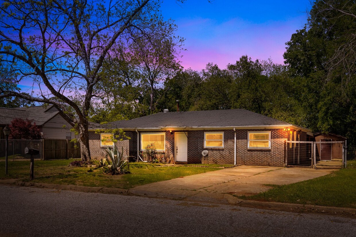 Foto principal - Charming & Newly Renovated 4 Bedroom 2 Bat...