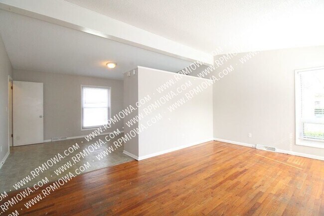 Building Photo - FENCED-IN YARD! 3 bedroom, 1.5 Bathroom Ho...