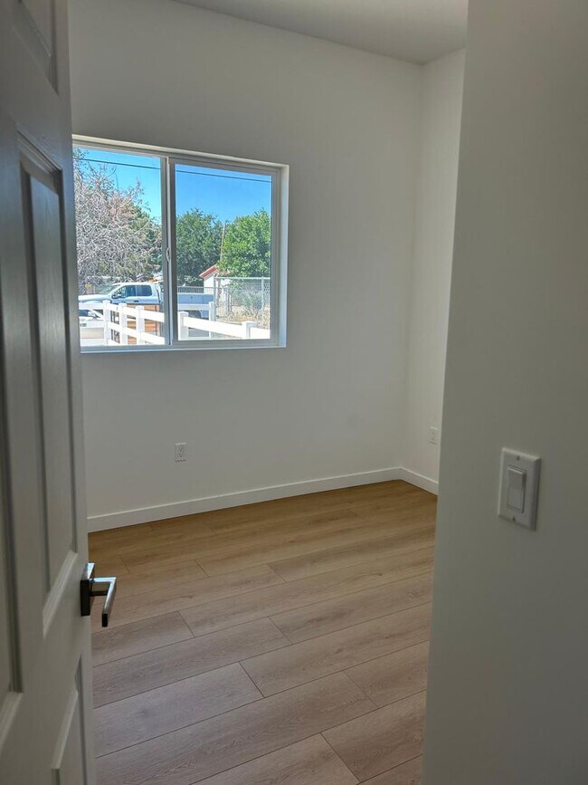Foto del edificio - 9308 E Ave T 6