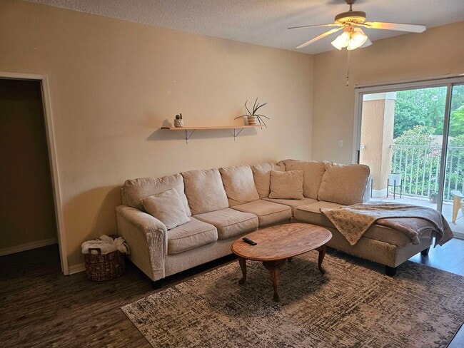Building Photo - 605 Fairway Dr
