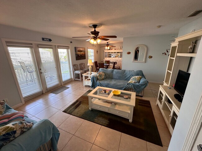 Building Photo - 4875 Coquina Key Dr SE