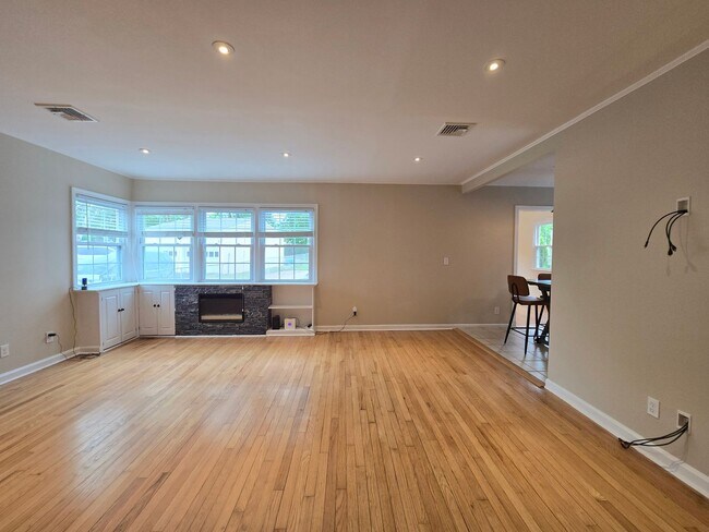 Building Photo - Beautifully updated, ranch style single fa...