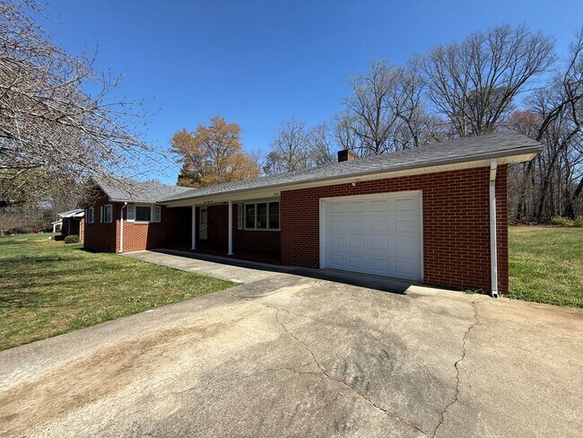 Photo - 831 Delmonte Dr NW House