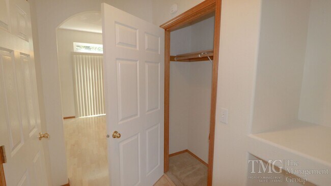 Foto del edificio - Beautiful 4-Bedroom Home with Custom Finishes & Thoughtful Layout