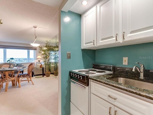 Building Photo - 4725 Cove Cir
