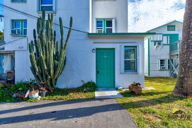 Building Photo - 222 N Oleander Ave