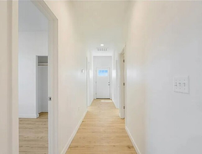 Foto del edificio - 4 Bedroom Home w/ Spacious Yard!