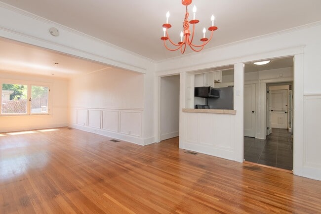 Building Photo - 2001 1/2 Pinehurst Rd